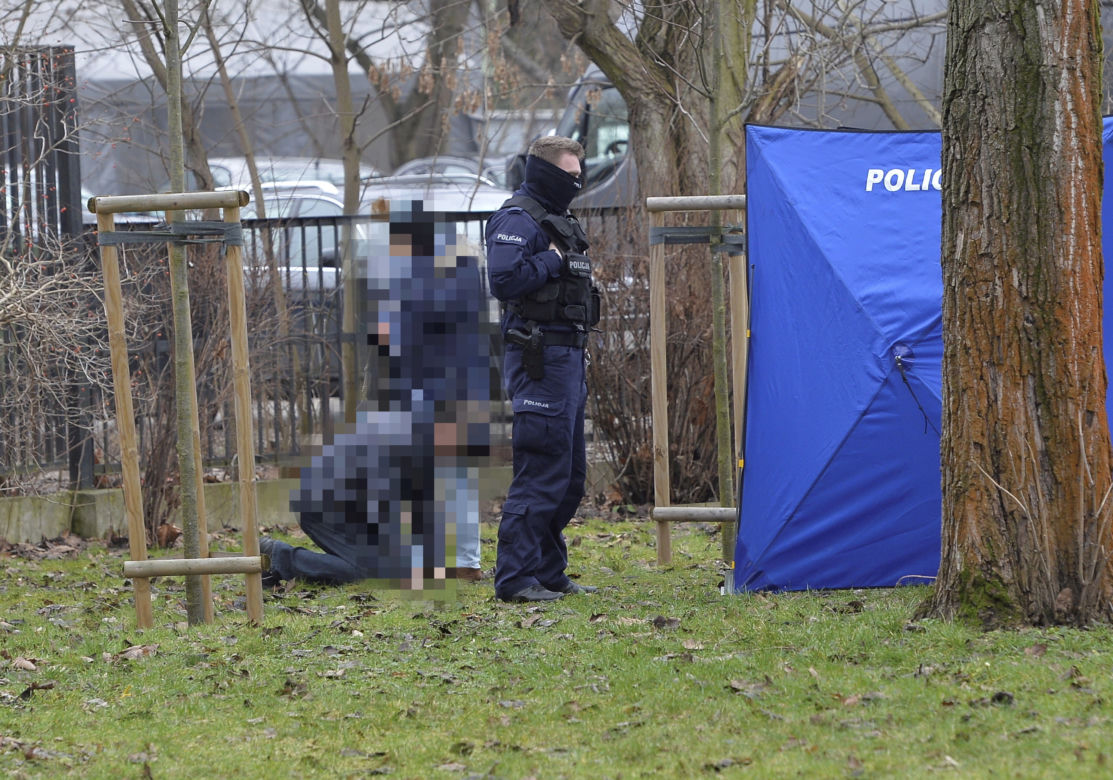 Tragedia na Mokotowie. Zwłoki młodziutkiej kobiety na szkolnym boisku