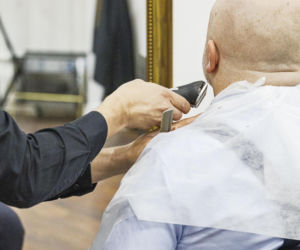 Paweł Kowal u fryzjera