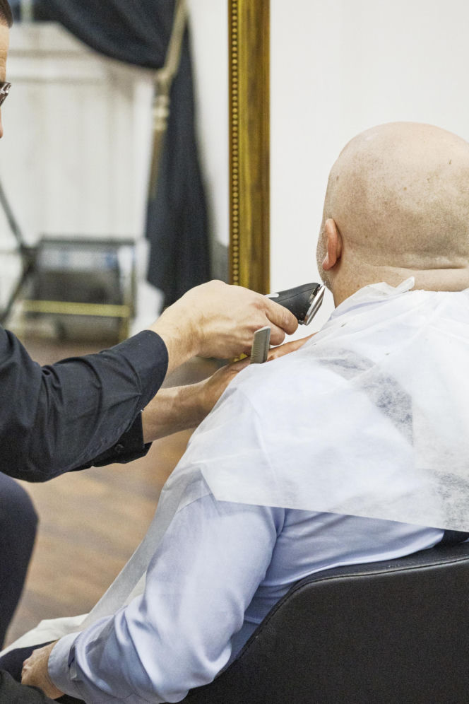 Paweł Kowal u fryzjera