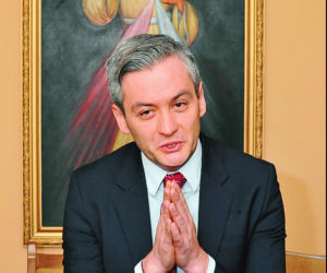 Biedroń dyskryminuje gejów katolików
