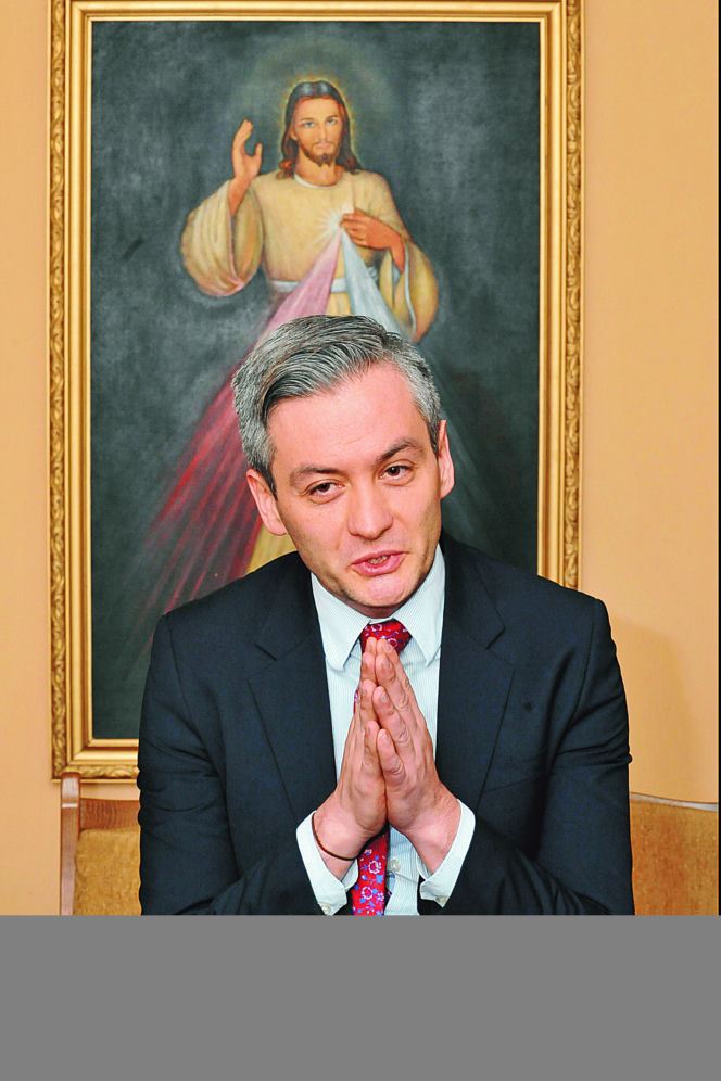Biedroń dyskryminuje gejów katolików