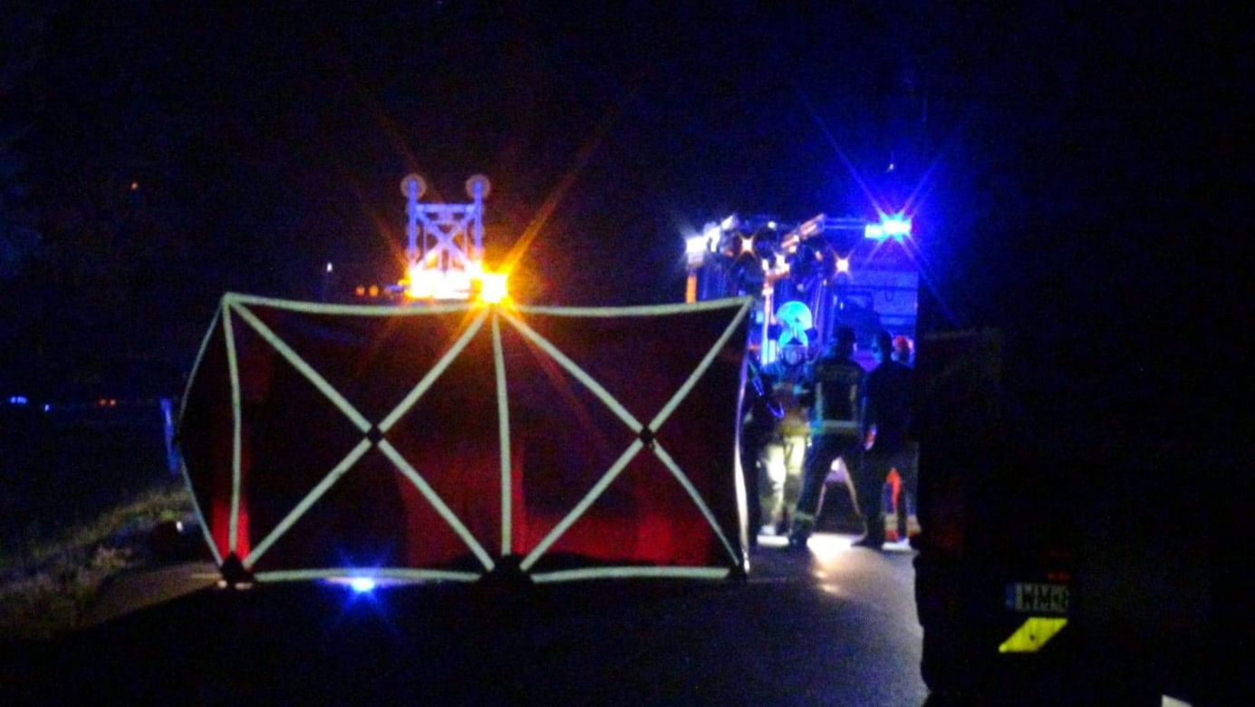 Koszmar pod Żyrardowem. 43-latek potrącony przez tira i samochód. Nie żyje