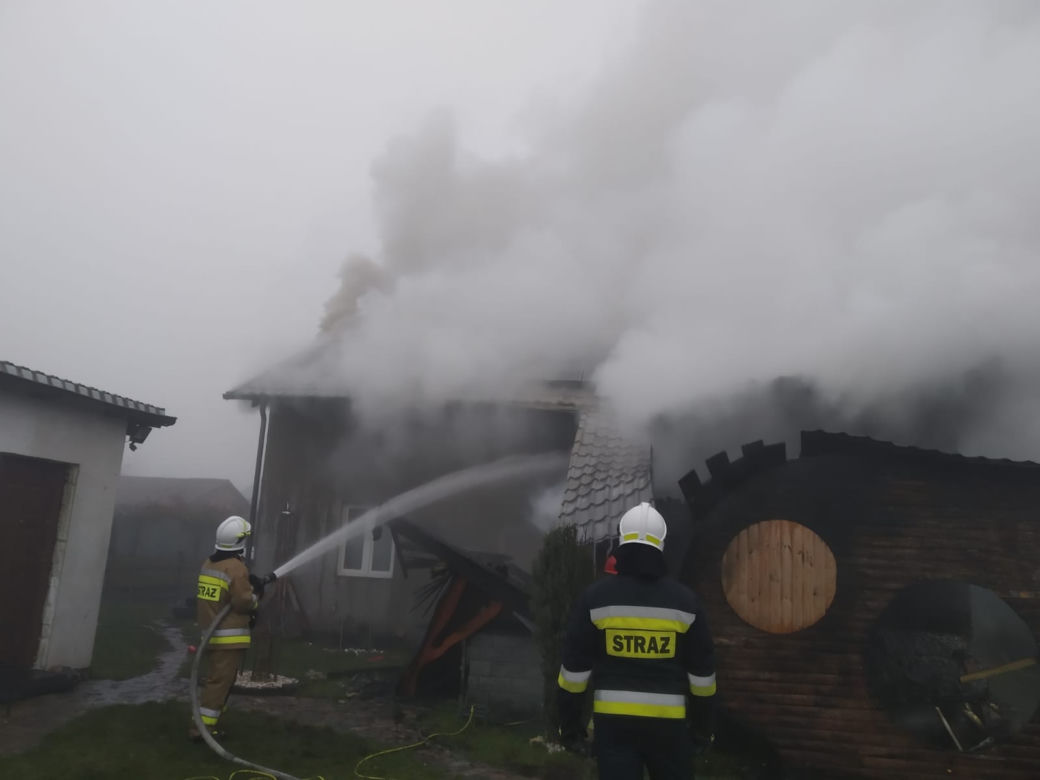  Pożar domu w powiecie nakielskim! Na miejscu aż 11 zastępów straży pożarnej [ZDJĘCIA]