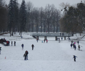 Naturalne lodowisko w parku miejskim