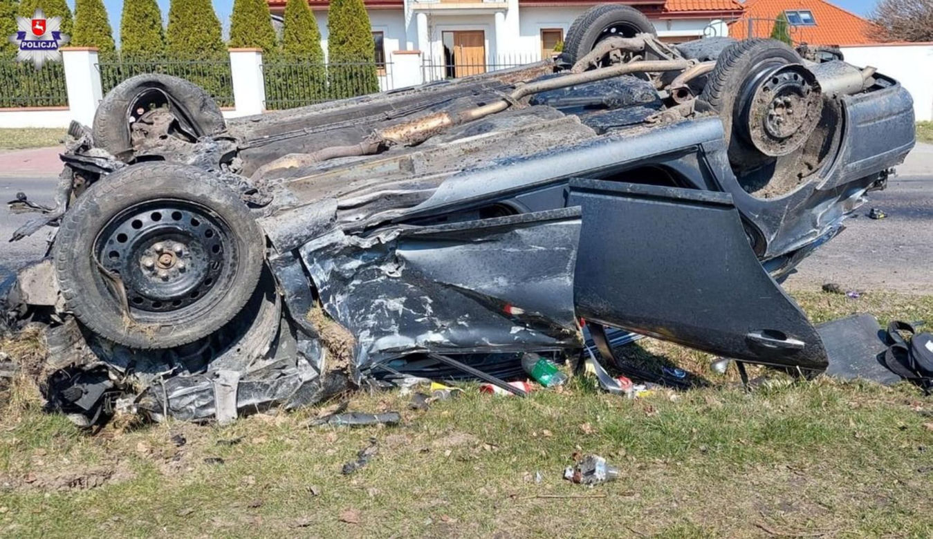 Tragiczny wypadek w Chełmie. Dwóch 18-latków nie żyje. Znicze na miejscu tragedii