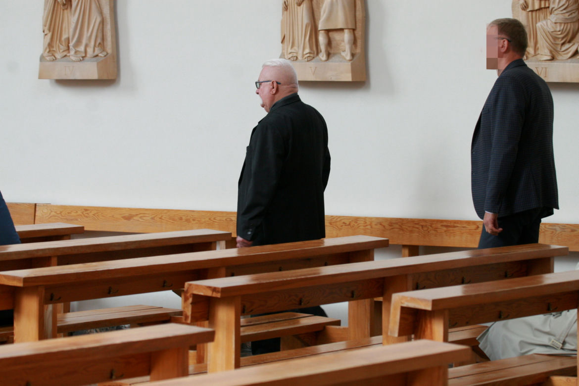 Pobożny Lech Wałęsa w kościele. Naprawdę zadał szyku, młodzieżowa fryzura
