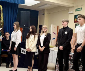 Dzień pełen emocji i wzruszeń. Maturzyści Baczyńskiego w Starachowicach żegnają szkołę