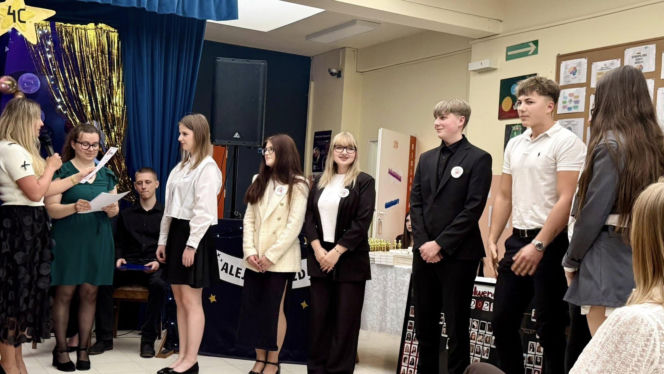 Dzień pełen emocji i wzruszeń. Maturzyści Baczyńskiego w Starachowicach żegnają szkołę