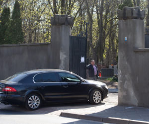 Kaczyński na grobie ukochanej mamy