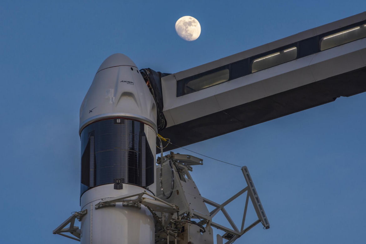 Kapsuła SpaceX Dragon przygotowana do startu na platformie LC-39A w Centrum Kosmicznego Kennedy'ego