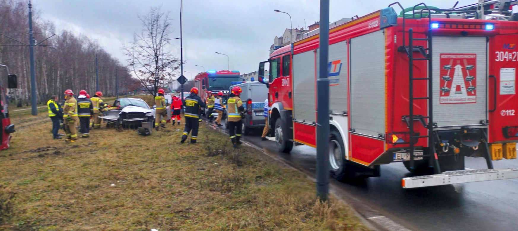 Koszmarny wypadek w Łodzi. Tramwaj i osobówka zderzyły się na Hetmańskiej [ZDJĘCIA].