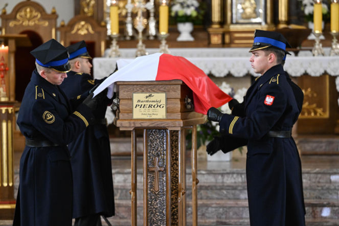 Nie doczekał narodzin swojego dziecka. Wzruszające pożegnanie 27-letniego strażaka z Niska