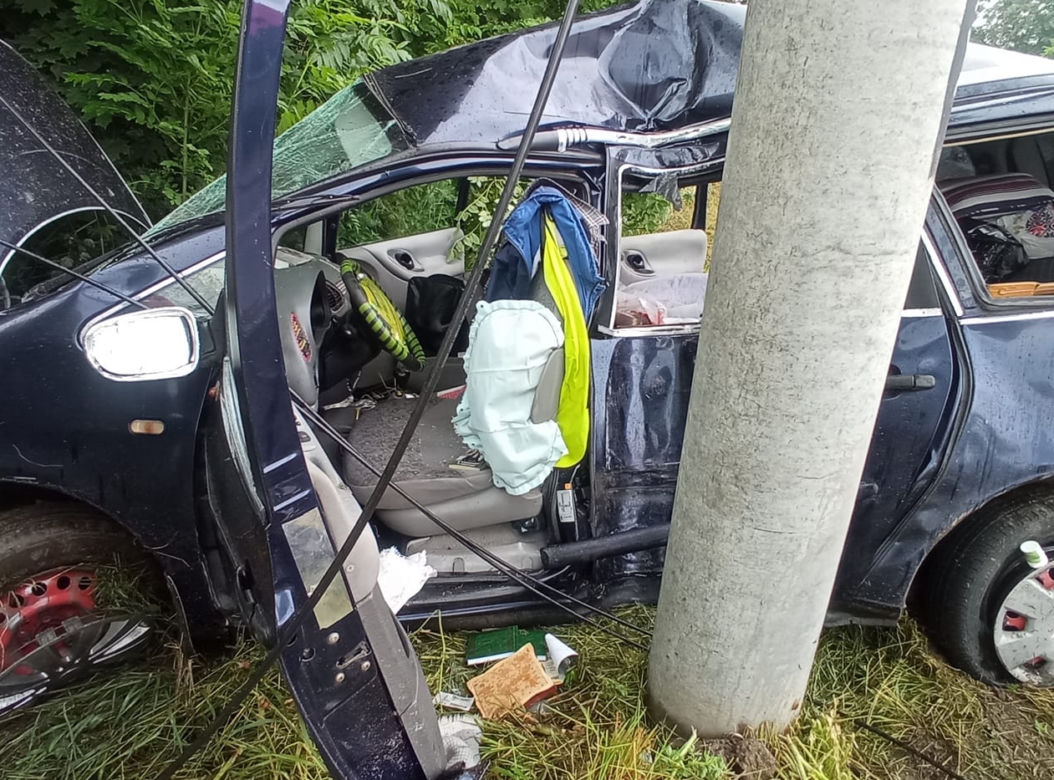 Jechali fordem, huknęli w słup. Dramat, strażacy musieli ich wycinać z wraku