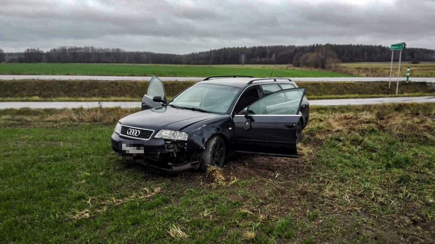 Siemiatycze. Podlaskie. Audi stanęło na polu. Kierowca uciekał dalej