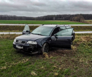 Siemiatycze. Podlaskie. Audi stanęło na polu. Kierowca uciekał dalej