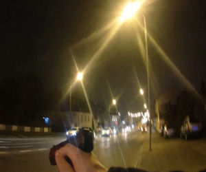 Radom. 26-latka uzbrojona w nóż. Dramatyczna interwencja policji na środku ulicy. Jest nagranie