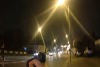 Radom. 26-latka uzbrojona w nóż. Dramatyczna interwencja policji na środku ulicy. Jest nagranie