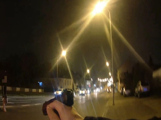 Radom. 26-latka uzbrojona w nóż. Dramatyczna interwencja policji na środku ulicy. Jest nagranie