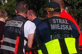 O włos od tragedii. Młoda kobieta padła na chodnik. Zaczęła się dusić i miała konwulsje. Pomoc ruszyła natychmiast 