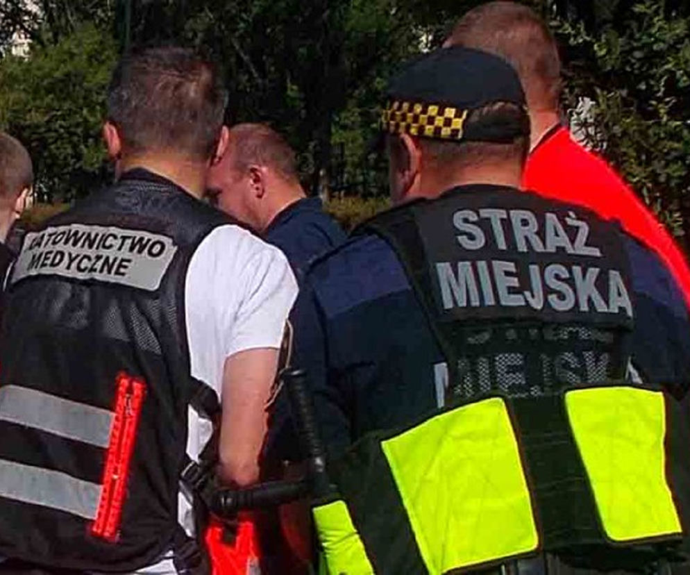 O włos od tragedii. Młoda kobieta padła na chodnik. Zaczęła się dusić i miała konwulsje. Pomoc ruszyła natychmiast 
