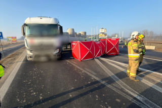 Osobówka wbiła się pod naczepę ciężarówki. Kierowca nie żyje, droga krajowa zablokowana