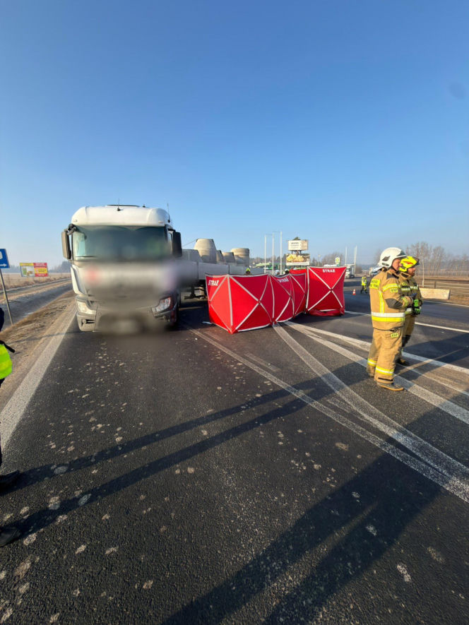 Osobówka wbiła się pod naczepę ciężarówki. Kierowca nie żyje, droga krajowa zablokowana