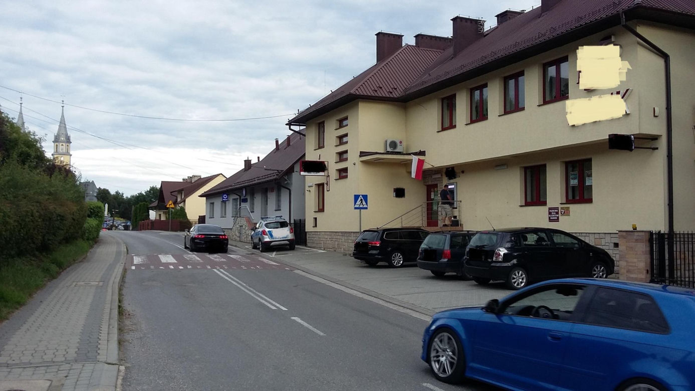 Trzciana. Policyjna "koperta" tuż przy przejściu dla pieszych. Mamy wyjaśnienia mundurowych