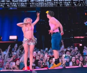 Radny z Konina na scenie z Zara Larsson