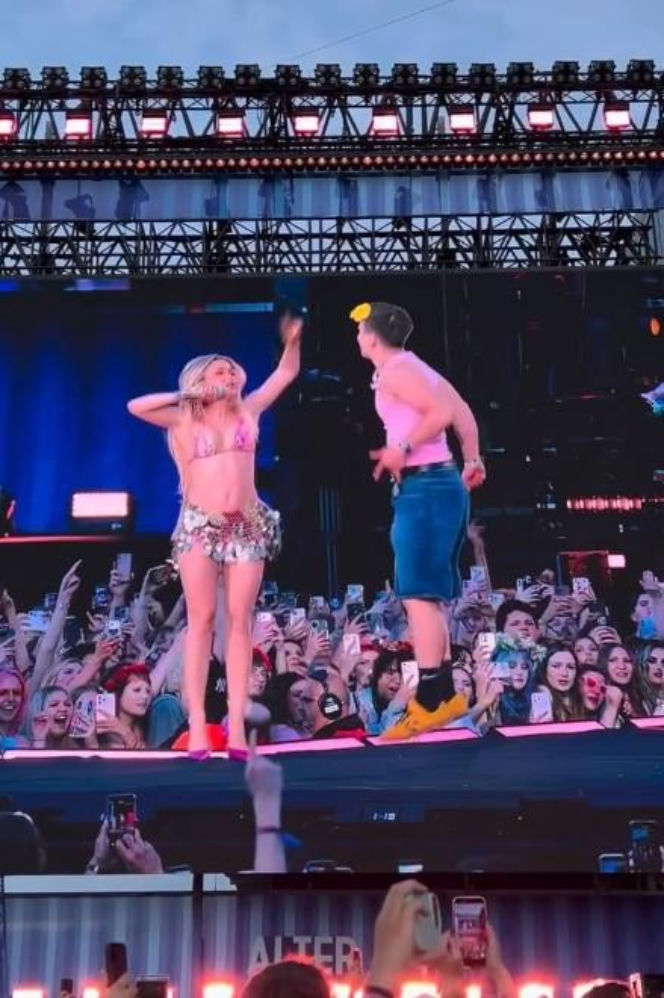 Radny z Konina na scenie z Zara Larsson