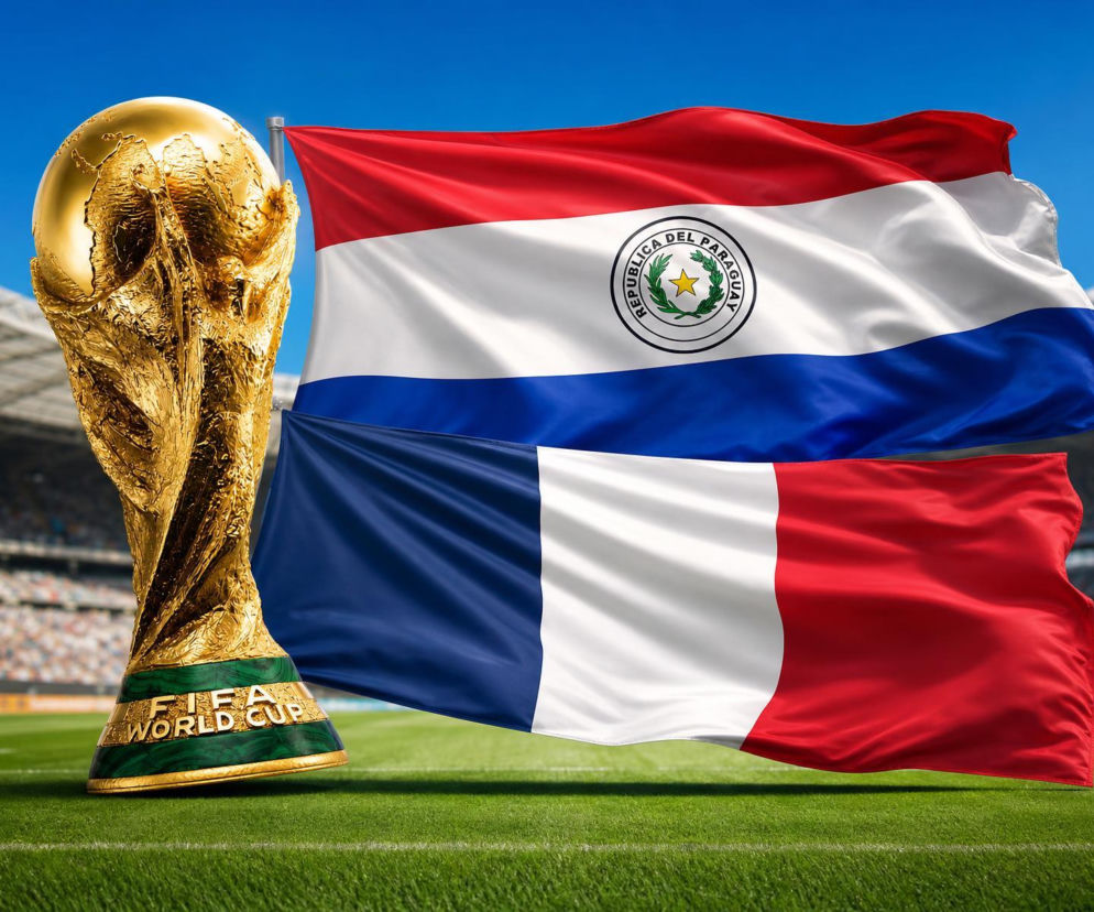 Złoty Puchar Świata obok flag Paragwaju i Francji na stadionie. O meczu Mundialu 2026 przeczytasz na SE Supersport.
