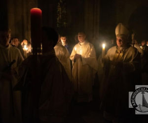 Kard. Krajewski podczas Wigilii Paschalnej: zanieśmy Zmartwychwstałego do naszej Galilei codzienności