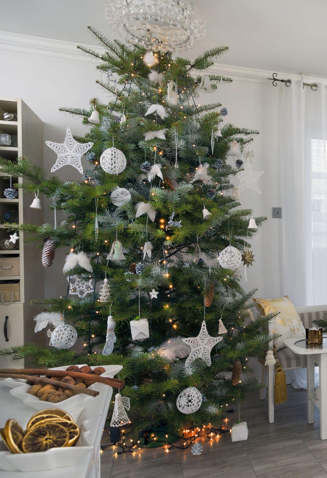 Świąteczne choinki w bieli