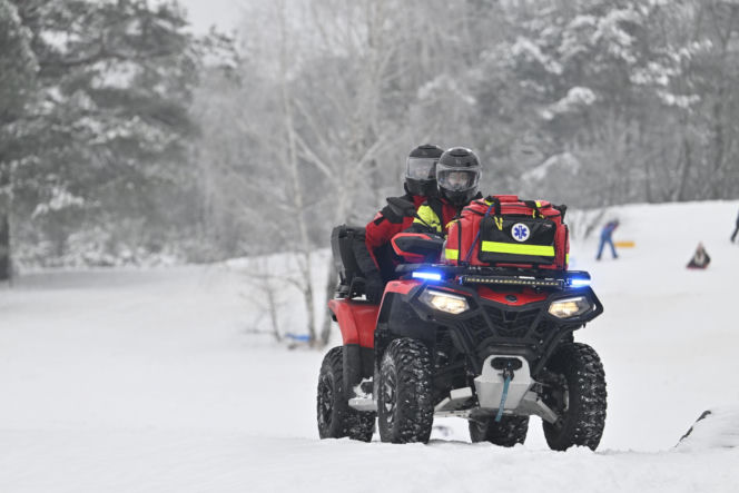 Gdy załamie się lód. Co robić, by uratować siebie lub kogoś, gdy wpadnie do wody?