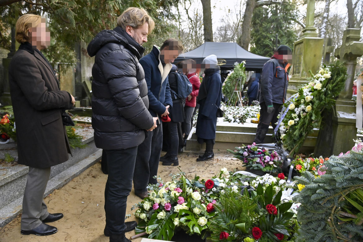Rodzina i przyjaciele pożegnali Macieja Damięckiego. Aktor jednak  nie spoczął w Alei Zasłużonych