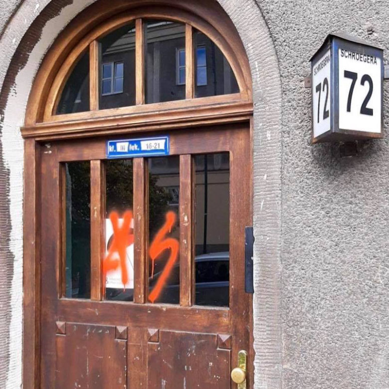 Nazistowskie symbole na placu, na Bielanach