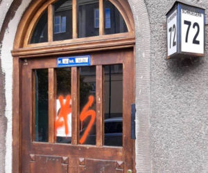 Nazistowskie symbole na placu, na Bielanach