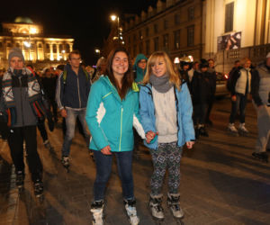 Nightskating. Warszawiacy przejechali stolicę na rolkach [Zdjęcia]