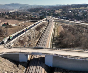 Wykonawcy pracują przy budowie dróg, które powstają przy okazji modernizacji linii kolejowej