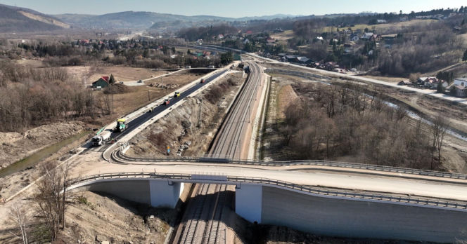 Wykonawcy pracują przy budowie dróg, które powstają przy okazji modernizacji linii kolejowej