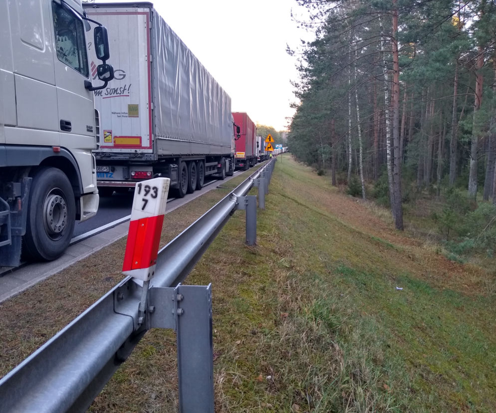Gigantyczne kolejki ciężarówek przed Bobrownikami. Kierowcy muszą czekać 39 godzin na przekroczenie granicy