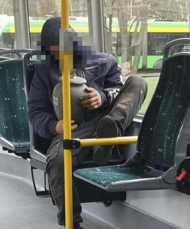 Mężczyzna z urną w tramwaju. Zabrał z cmentarza prochy ojca 