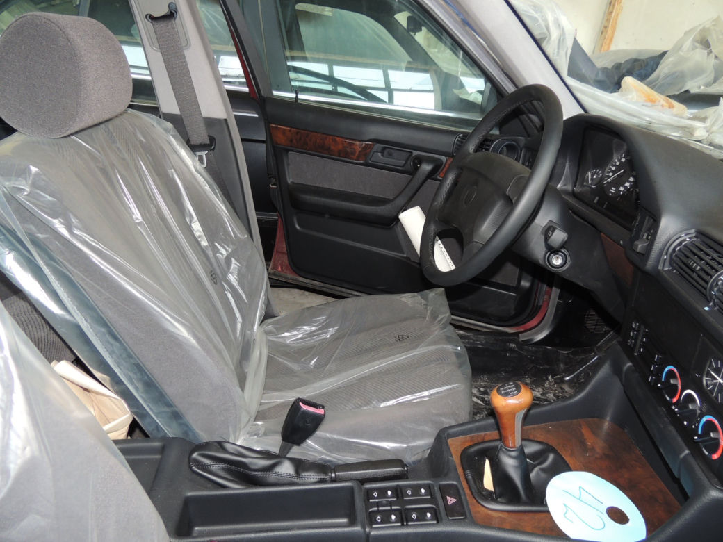 Bułgaria. Odnaleziono w magazynie 11 fabrycznie nowych BMW E34