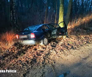 Wyprzedzał na przejeździe kolejowym, a potem uciekał policji! Ogromny mandat dla kierowcy 