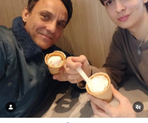 Feliks Matecki (Wojtuś z M jak miłość) i jego ojciec Łukasz w dniu 18. urodzin