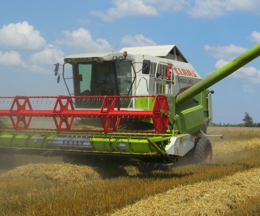 Pijany kombajnista skosił płot i słup energetyczny. Domu nie dal rady...
