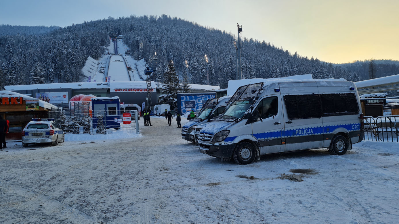 Zastępy policji pod Wielką Krokwią