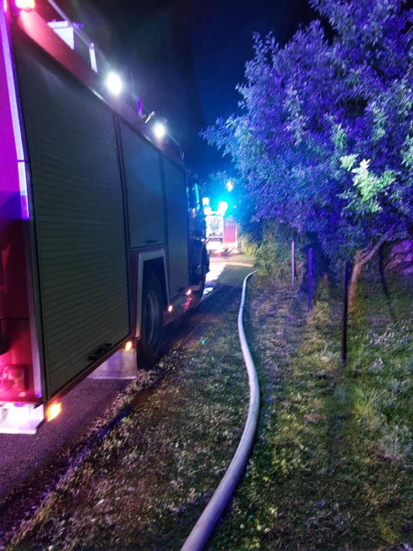 W Bronkowicach po uderzeniu pioruna zapaliła się stodoła