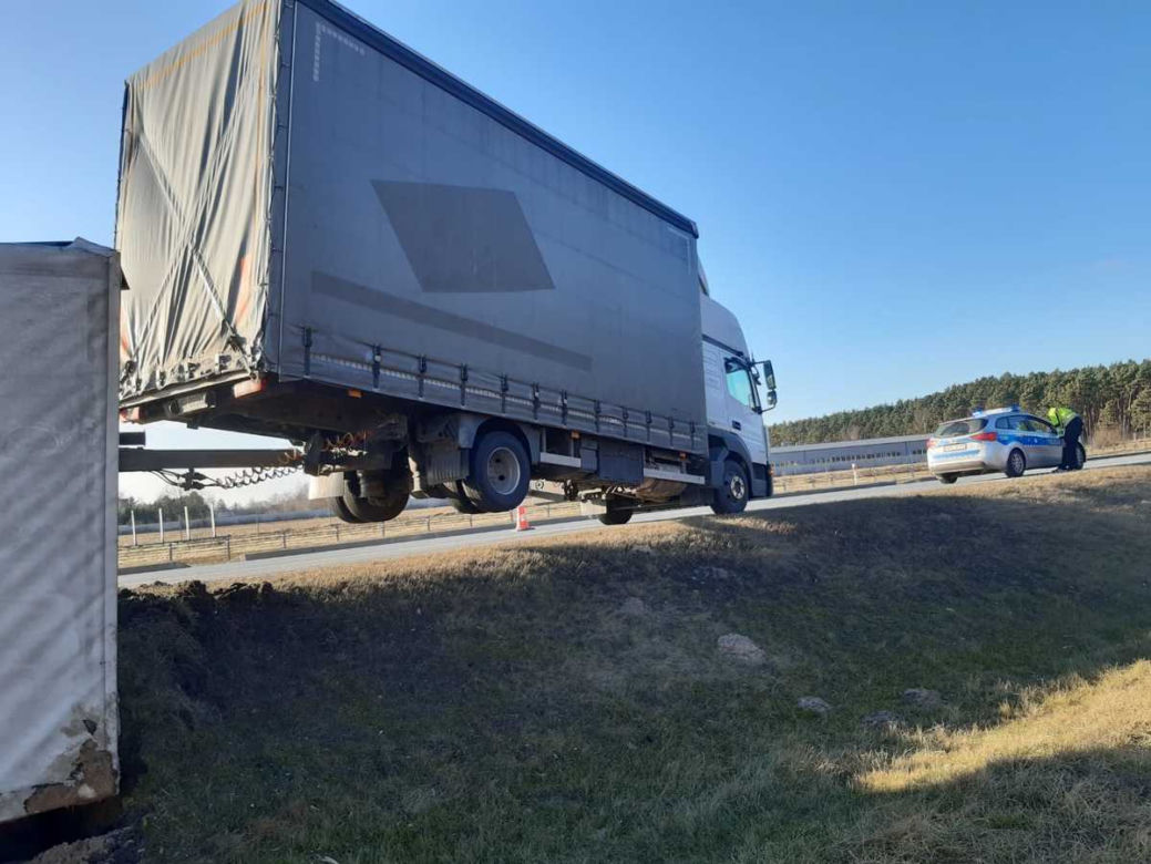 Chwile grozy na autostradzie A1! Silny wiatr przewrócił naczepę ciężarówki [ZDJĘCIA]