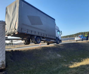 Chwile grozy na autostradzie A1! Silny wiatr przewrócił naczepę ciężarówki [ZDJĘCIA]