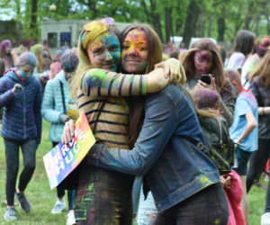 Lublin „wybuchł” kolorami. Holi Festival nad Zalewem Zemborzyckim
